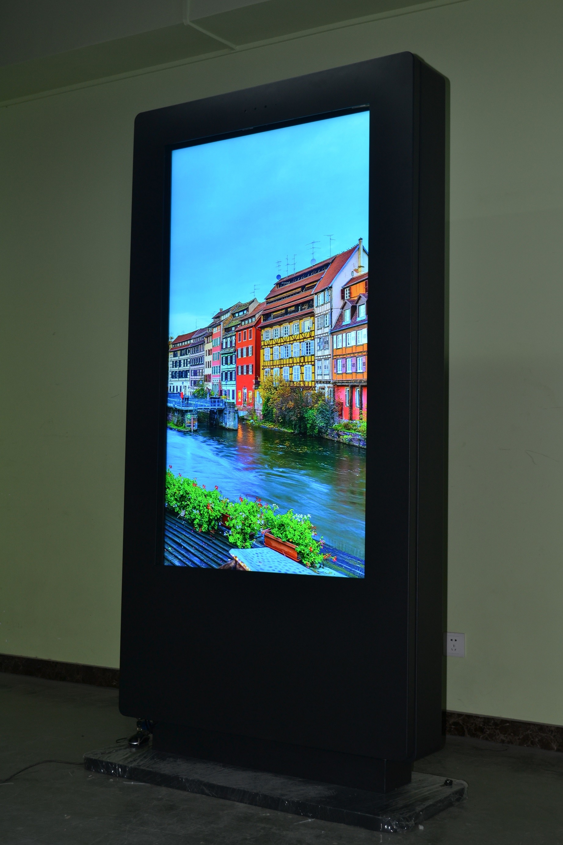 65 Inch IP65 Outdoor Touch Screen Digital Signage Totem 2500 nits Sunlight Viewable